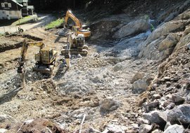 komplikace při výkopu stavební jámy spodní stanice